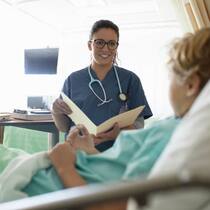 Muss sich Pflege- und Spitalpersonal impfen lassen? Eine Krankenschwester kümmert sich um eine Patientin