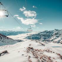 Die Skigebiete heben die Preise an Aussicht vom Skilift aus im Leukerbad. In fast allen Skigebieten steigen die Preise, ausser in Andermatt. Leukerbad: vier Franken mehr für 13 Bahnen und 53 Pistenkilometer.