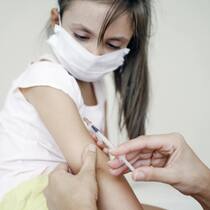 Das kleinere Risiko Ein Mädchen wird geimpft