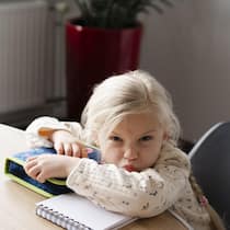 Wie Sie fremde Kinder in die Schranken weisen Kind macht Grimmasse in die Kamera - Dass man bei den eigenen Kindern den Ton mal anhebt, ist gesellschaftlich jedoch akzeptiert. Wie aber sieht es aus, wenn uns fremde Kinder den letzten Nerv rauben?