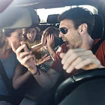«Einmal entspannen, bitte!» Eine Familie sitzt in ihrem Auto während den Ferien und streitet miteinander.