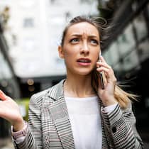 Probleme mit Handy und Internet – so wehren Sie sich gegen hohe Kosten Eine Frau steht im Freien zwischen zwei verglasten Gebäudeteilen und telefoniert leicht entnervt mit dem Handy. Probleme mit dem Natel und dem Internet sowie zu Unrecht verrechnete Telefonkosten sind beim Beobachter-Beratungszentrum ein Dauerbrenner. Die häufigsten Fälle und wie Konsumentinnen und Konsumenten diese lösen können.