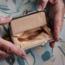 Beschluss zur Pensionskasse: Was bedeutet das jetzt für meine Rente? Eine ältere Frau öffnet ihre Geldbörse, in der sich nur wenige Münzen befinden.