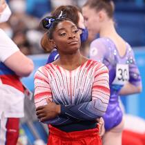 Sich alles bis zur Grenze abverlangen Die amerikanische Kunstturnerin Simone Biles wird an Olympia 2020 in Tokio beim Schwebebalken-Finale zur Zuschauerin, nachdem sie den Wettkampf wegen mentaler Probleme abbrach.