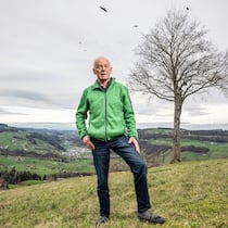 In einem Luzerner Dorf sorgen Umzonungen für Unmut Polizist Beat Zurkirchen auf seinem rund 3000 Quadratmeter grossen Bauland, das Landwirtschaftszone werden soll.