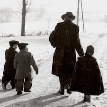 Die Kinderdiebe der Pro Juventute Alfred Siegfried, pädophiler Gründer von Pro Juventute, mit «Kindern der Landstrasse», 1953.