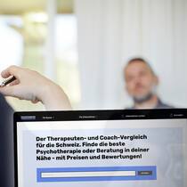 Ein Verzeichnis mit Haken Ein Psychotherapeut im Gespräch mit seinem Patienten. Plus: Screenshot von Psychotherapievergleich