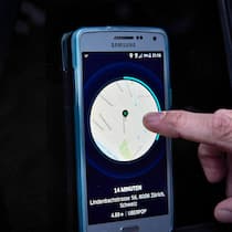 Bundesrat soll Uber bremsen Person bedient Uber-App auf Smartphone