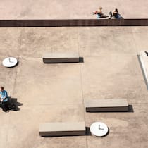 Für Studierende wirds ungemütlich: Sie sollen länger arbeiten Studierende sitzen auf der Steinterrasse vor der Universität Zürich. Geht es nach einem politischen Vorstoss der Mitte-Partei, sollten sie künftig länger arbeiten. Was der Vorschlag zur Lebensarbeitszeit konkret bringen soll.