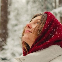 Überall Krise – wir haben fünf Tipps gegen den Weltfrust Frau in verschneitem Wald - Wenn die Nachrichtenlage einen erdrückt, helfen oft kleine Dinge. Wir zeigen Ihnen fünf Strategien für die psychische Widerstandskraft – direkt aus der Beobachter-Redaktion