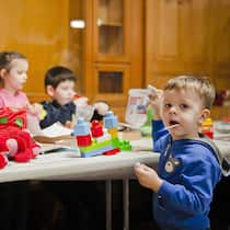 So können Sie auch mit wenig Zeitaufwand helfen Kinder aus der Ukraine in einem Zürcher Empfangszentrum