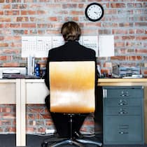 «Der Nationalrat riskiert, den Arbeitnehmerschutz auszuhöhlen» Ein Angestellter sitzt zu Hause an einem Bürotisch - Per Gesetz soll die tägliche Höchstarbeitszeit verlängert werden – Pausen werden kürzer, Sonntagsarbeit ist erlaubt. Der Beobachter ordnet den vorläufigen Entscheid im Nationalrat ein.