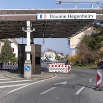 Müssen Grenzgänger zurück ins Büro? Grenzwachtposten Allschwil bei Basel zwischen der Schweiz und Frankreich