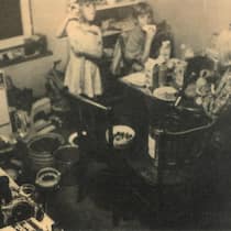 «Ich bin keine Familienfotografin» Drei Kinder beim Kirschentrocknen am Tisch, 1979. Fotografin Annelies Štrba zeigt ihre Familie in ihren Werken.