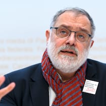 «Die Vermieter ziehen die Schraube an» Carlo Sommaruga, Praesident Mieterinnen- und Mieterverband Schweiz, Staenderat (GE), spricht an einer Medienkonferenz ueber die Abstimmung ueber die Initiative ´ Mehr bezahlbare Wohnungen ª , am Dienstag, 7. Januar 2020, im Medienzentrum Bundeshaus in Bern. (KEYSTONE/Anthony Anex)