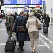 Beim Senioren-GA fahren Frauen besser als Männer Älteres Paar im HB Zürich - Trotz angeglichenem Rentenalter bekommen Frauen das Seniorinnen-GA ein Jahr früher als Männer. Letztere zahlen im Alter 64 bis zu 1570 Franken mehr. Zumindest heute noch