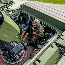 Nur bei schönem Wetter benutzen! Ein Soldat der Schweizer Armee in einem Minenwerfer Mörser 16.