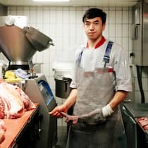 Flüchtlinge sollen Metzgereien retten Flüchtling Liyagat Moradi, Stift in der Chämi-Metzg Fislisbach