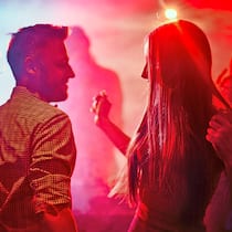 Seltsame «Signale» Frau und Mann in Disco