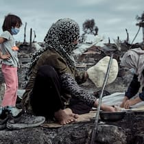 Was kommt nach der Katastrophe von Moria? Afghanische Frauen backen Brot in den Ruinen des Flüchtlingslagers in Moria.