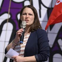 Vetomacht der Linken in Gefahr SP-Co-Präsidentin Mattea Meyer spricht während der Übergabe der Unterschriften für das Referendum gegen die AHV-Reform (25. März 2022)