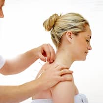 Wenn Schulmedizin allein nicht ausreicht Patientin in einer Akupunkturbehandlung