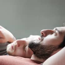 «Homo-Heiler» drängen in die Schweiz Homosexuelles Paar liegt im Bett