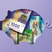 Hier sind 100 Spartipps vom Beobachter Collage mit Sparsäuli und Geld – Wir erklären, warum sich unser Gehirn mit Sparen schwertut. Und  zeigen, wie Sie weniger Geld ausgeben