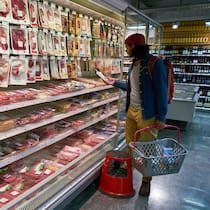 Mehrwertsteuer rauf für Armee und AHV – fair oder unfair? Grocery store, ZURICH, SWITZERLAND - CIRCA OCTOBER, 2018: consumer shopping for meat at Coop grocery store in Zurichimago657635114