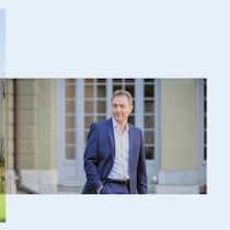 «Wir bezahlen heute für die Fehler von früher» Guido Fluri und Skulptur für Menschenrechte vor dem Europapalast in Strassburg; Missbraucht, verdingt, weggesperrt «Wir bezahlen heute für die Fehler von früher» Guido Fluri, Initiant der Wiedergutmachungsinitiative, wird auch in Europa aktiv. Und will ein neues Thema in den Fokus rücken: die Missbräuche durch Kirche und religiöse Gruppierungen.