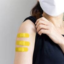 Wieso dem BAG das Tempo fehlt Frau mit drei Impfpflastern