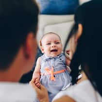 Wann es mehr als Babyblues ist Vier Monate altes Baby weint