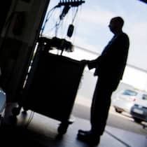 Gibt es jetzt Geld für geschädigte Käufer? ARCHIV - Ein Kfz-Meister lädt am 10.06.2016 im Rahmen der Rückrufaktion zum Abgasskandal ein Software-Update auf einen Volkswagen Golf mit einem 2,0-Liter-Dieselmotor in einer Volkswagen-Werkstatt in der Region Hannover (Niedersachsen). (zu dpa "Aufbruch mit Altlasten: Volkswagen geht in drittes «Dieselgate»-Jahr" vom 22.12.2016) (KEYSTONE/DPA/Julian Stratenschulte)