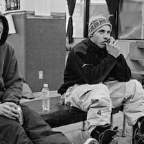 Snowboard-Kult um die Jahrtausendwende Die Schweizer Gian Simmen und Jonas Emery in der Riders Lounge am Toyota Big Air in Sapporo. Damals der Snowboard-Event mit dem höchsten Preisgeld. Der Sieger gewann 50 000 Dollar und ein Auto, 2000.