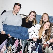 «Sensibilität ist eine Stärke, die unsere Generation ausmacht» Von links Severin, Lea, Aline und Milena in einer Wohnung mit Wäsche. Sie treffen sich jeden Sonntag zum Diskutieren: Severin Peer, Lea Oetiker, Aline Vukotic und Milena Kaufmann. Sie seien zu laut, zu woke, zu faul, zu privilegiert. Was sagen die PostMillennials zu den Vorwürfen, die sie von der Elterngeneration zu hören bekommen? Ein Lehrstück für Boomer.