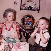 Boomer nerven Millennial-Eltern mit ihren Erziehungstipps Vater, Grosi und Söhnchen am Tisch - Millennials setzen auf Gefühle, ihre Eltern auf Disziplin. Warum der radikale Wandel im Erziehungsstil heute für Zündstoff am Familientisch sorgt, erklärt Erziehungswissenschaftlerin Margrit Stamm im Gespräch