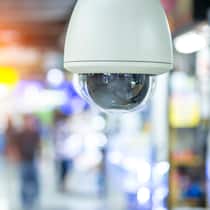 Wenn das Personal gefilmt wird Überwachungskamera im Kaufhaus