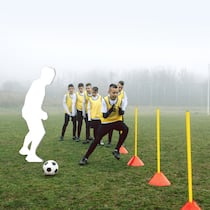 Sie kämpfen ohne Trainer Kinder üben im Fussballtraining das Dribbeln mit dem Trainer (aus dem Bild ausgeschnitten). Dem Nachwuchs in der Schweiz fehlen die Coaches – weil sich immer weniger Freiwillige einsetzen.