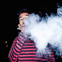 13-Jährige entdecken den Nikotin-Kick Jugendlicher dampft mit E-Zigarette