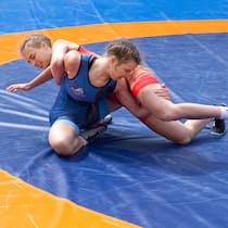 Ringen um Anerkennung Die Ringerinnen Annatina Lippuner (rot) und Svenja Jungo (blau)