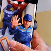 Mann will helfen – und wird verzeigt Illustration zum Fall: Verhaftung im Treppenhaus - Polizist und der Verhaftete
