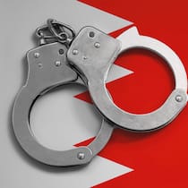 Staatsanwälte verhängen immer mehr Freiheitsstrafen in Eigenregie Handschellen auf grauem und rotem Hintergrund. In der Schweiz werden Menschen oft ohne Gerichtsverhandlung und nur auf Basis eines Strafbefehls inhaftiert.