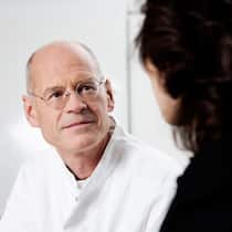 Gutachten im Zweifel für die IV statt für die Betroffenen Arzt im Gespräch mit Patientin