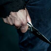Immer mehr Junge greifen zum Messer – was ist da los? Junger Mann hält Messer in der Hand