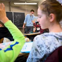 Wie ist das nun genau mit den Ansteckungen in der Schule? Kinder einer Lausanner Schulklasse im Unterricht während der Corona-Pandemie