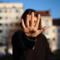 Zürich geht gegen sexuelle Belästigung an Festivals vor Eine Frau streckt ihre Hand in einer Art Abwehrhaltung aus. Sexuelle Belästigung an Festivals ist keine Seltenheit.