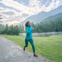 Joggen schützt besser als Spazieren Frau joggt in der Natur