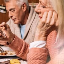 Krach beim Fest der Liebe Eine Familie sitzt an Weihnachten am Esstisch und schaut gelangweilt auf die Handys.