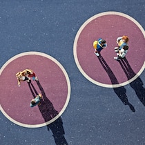 Die Ängste der Jungen sind weiterhin da Zwei Gruppen von Jugendlichen auf einem Schulplatz