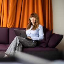 «Früher fragten wir uns wenig, woher die Energie kommt» Zukunftsforscherin Oona Horx Strathern auf einem Sofa